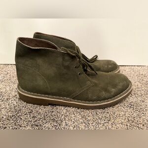 Clarks Desert Boots in olive green suede size 7.5